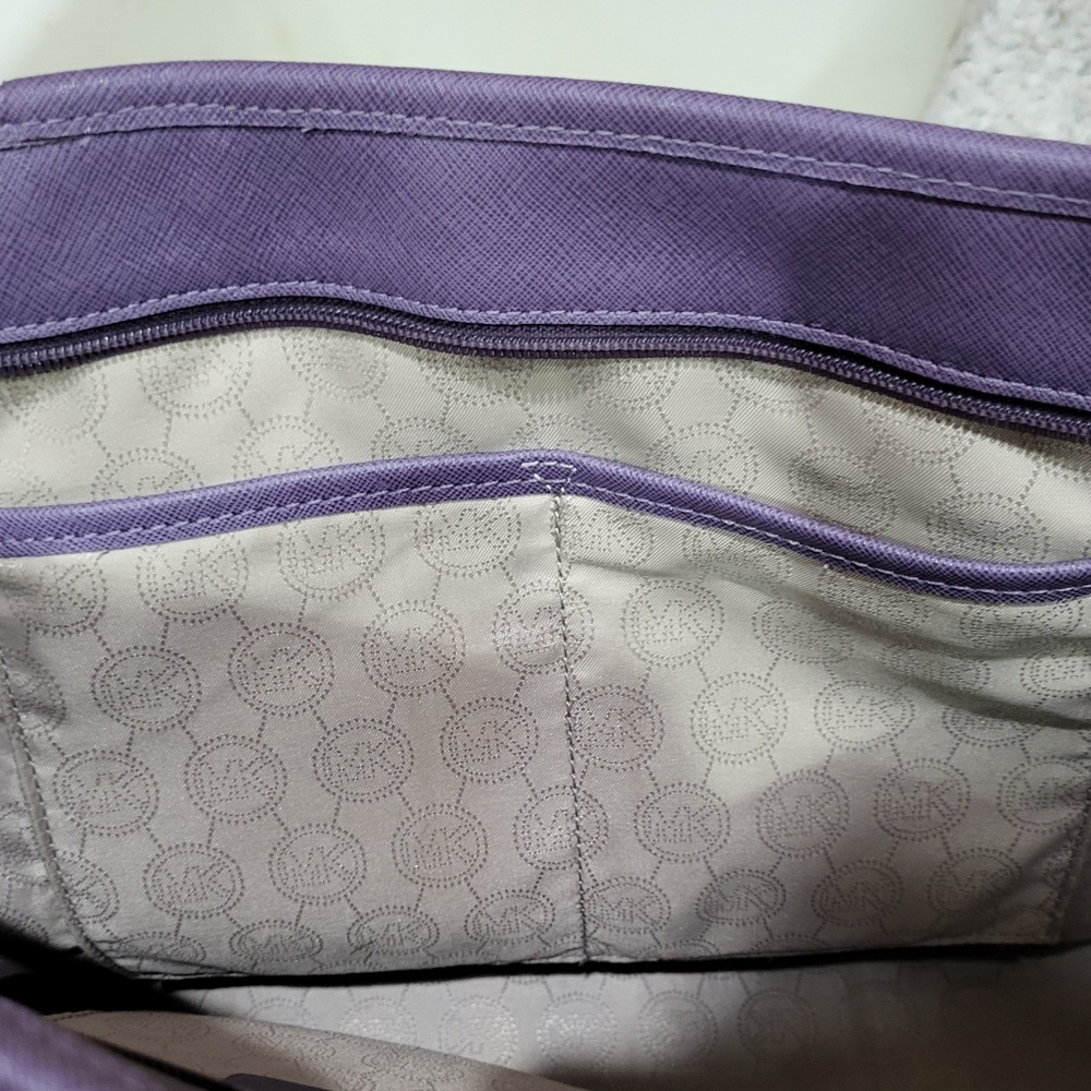 Chic MICHAEL KORS Leather Purple (Iris) Bag / Tote with Spacious Interior - Picture 7 of 13